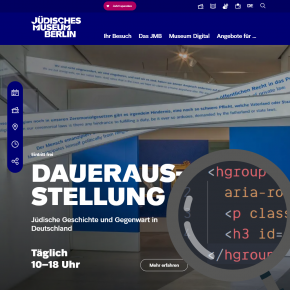 Website des Jüdisches Museum Berlins plus Lupe, die HTML-Code zeigt
