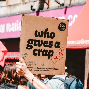 Pappkarton mit dem Text »who gives a crap«, darunter in rot: »we do!«