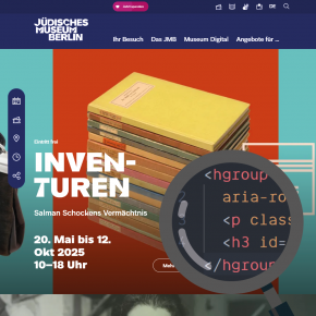 Website des Jüdisches Museum Berlins plus Lupe, die HTML-Code zeigt